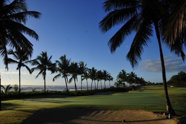 Das letzte Loch am Praia Do Forte Golfclub läuft entlang der Strandes