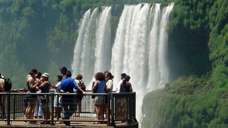 Aussichtsplattform zum Teufelsschlund der Iguassu Wasserfälle