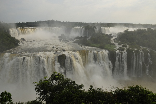 Iguassu Wasserfälle von der Brasilianischen Seite nach Argentinien